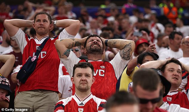 Fanúšikovia Arsenalu v zúfalstve a hráči v slzách, keď prehrali Fanúšikom Arsenalu to pri finálovej porážke Ligy majstrov v Budapešti lámalo srdce