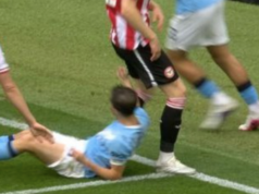 Fanúšikovia Arsenalu zúria, keď hviezda Man City unikla červenej karte za švihový úder – ‚Je udieranie povolené?‘ Bernardo Silva v akcii proti Brentfordu