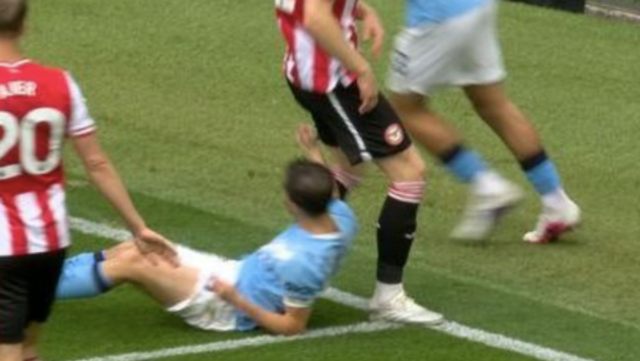 Bernardo Silva v akcii proti Brentfordu 