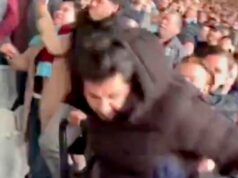 Fanúšikovia Arsenalu „zhodili domáce kroky“ po nahnevaných fanúšikoch počas súboja s West Hamom Fanúšik v nedeľu oslavoval víťazstvo Arsenalu nad West Hamom