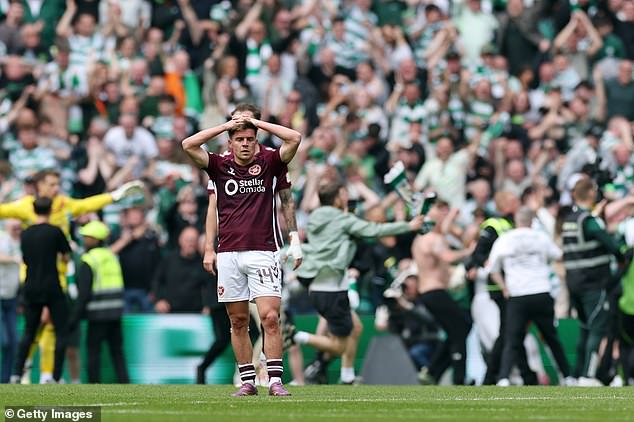 Fanúšikovia Celticu útočia na hráčov Hearts počas divokej invázie na Hráči Hearts boli údajne napadnutí fanúšikmi Celticu počas invázie na ihrisku v Celtic Parku