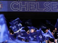 Fanúšikovia Chelsea protestujú pred finále FA Cupu s jasným odkazom pre majiteľov BlueCo Logo/odznak FC Chelsea je vidieť na značke, keď fanúšikovia mávajú vlajkami počas semifinálového zápasu Emirates FA Cup medzi Chelsea a Leeds United