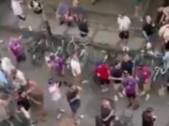 Fanúšikovia Crystal Palace sa dostali do konfliktu s rivalmi z Rayo Vallecano, keď policajti narazili do tváre stoličkami Pred finále konferenčnej ligy UEFA v Nemecku vypukli násilné strety