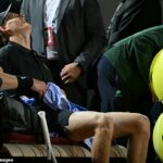 Jannika Sinnera videli, ako sa grimasuje od bolesti počas jeho semifinále Italian Open v Ríme