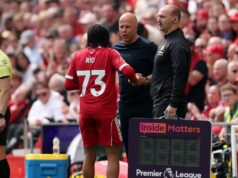 Fanúšikovia Liverpoolu dávajú Arnemu Slotovi jasne najavo city zúrivou reakciou na rozhodnutie Chelsea Arne Slot vzlietol Rio Ngumoha