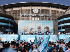 Fanúšikovia Man City lemujú ulice, aby oslávili pohárový double pri poslednej rozlúčke s Pepom Guardiolom Man City ukončil sezónu prehliadkou po väčšom úspechu v tomto volebnom období