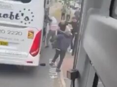 Fanúšikovia Man Utd a Liverpoolu bojujú na ulici, keď muž vo videu od trénera kopol do hlavy Futbaloví fanúšikovia bojujú