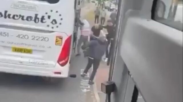 Futbaloví fanúšikovia bojujú