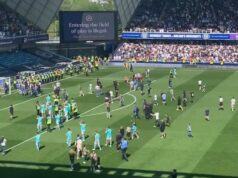 Fanúšikovia Millwallu vypískali, keď sa zúfalá prosba klubu ignorovala po automatickom povýšení Niektorí fanúšikovia Millwallu ignorovali varovanie klubu pred inváziou na ihrisko po tom, čo porazili Oxford United.