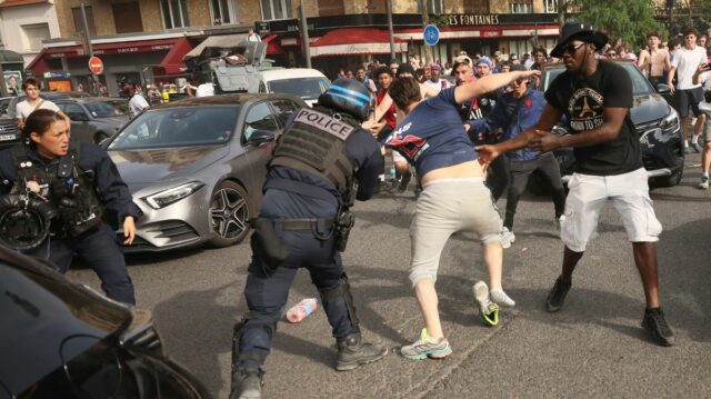 Fanúšikovia PSG sa dostali do konfliktu s poriadkovou políciou a zapálili, keď Arsenal prehral finále Ligy majstrov
