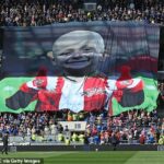 Priaznivci Sunderlandu a Evertonu na štadióne Hill Dickinson odhalili veľký transparent s obrázkom Bradleyho Loweryho, ktorý by oslavoval svoje 15. narodeniny.