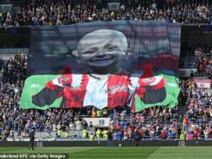 Fanúšikovia Sunderlandu vzdávajú hold Bradleymu Lowerymu v deň jeho 15. narodenín Priaznivci Sunderlandu a Evertonu na štadióne Hill Dickinson odhalili veľký transparent s obrázkom Bradleyho Loweryho, ktorý by oslavoval svoje 15. narodeniny.