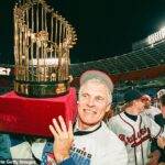 Majiteľ Atlanta Braves Ted Turner oslavuje šiesty zápas Svetovej série proti Cleveland Indians 28. októbra 1995 na štadióne okresu Atlanta-Fulton.