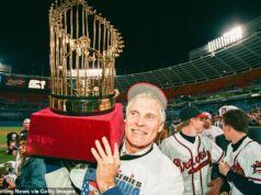 Fanúšikovia bejzbalu si uctievajú zosnulého majiteľa Braves Teda Turnera za oživenie klubu… a za deň, keď sa SÁM stal manažérom Majiteľ Atlanta Braves Ted Turner oslavuje šiesty zápas Svetovej série proti Cleveland Indians 28. októbra 1995 na štadióne okresu Atlanta-Fulton.