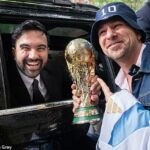 Starosta New Yorku Zohran Mamdani pózuje s trofejou Svetového pohára po boku Ezequiela Cecchiho