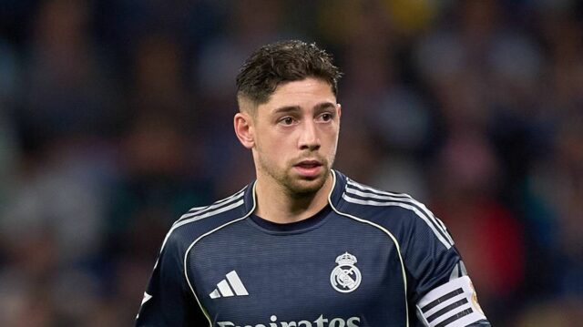 Fede Valverde počas zápasu LaLiga EA Sports medzi RCD Espanyol de Barcelona a Real Madrid CF. 