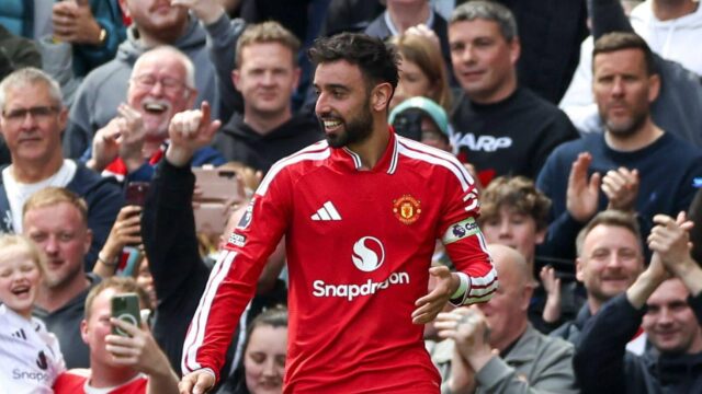 Fernandes sa 20. zúčastňuje „show unity“ v United ako superhviezda obsadzovaná tímovými kolegami
