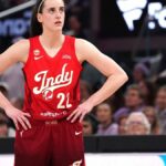 28. mája 2026; San Francisco, Kalifornia, USA; Strážkyňa Indiana Fever Caitlin Clark (22) čaká na obnovenie hry proti Golden State Valkyries v treťom štvrťroku v Chase Center. Povinný kredit: David Gonzales-Imagn Images