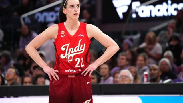 28. mája 2026; San Francisco, Kalifornia, USA; Strážkyňa Indiana Fever Caitlin Clark (22) čaká na obnovenie hry proti Golden State Valkyries v treťom štvrťroku v Chase Center. Povinný kredit: David Gonzales-Imagn Images