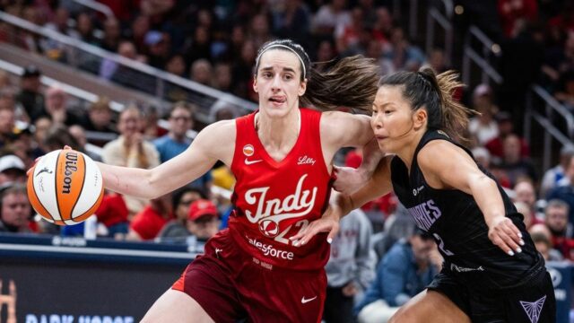 Fever's Caitlin Clark sa chystá zastaviť problémy proti Valkyries 22. mája 2026; Indianapolis, Indiana, USA; Strážkyňa Indiana Fever Caitlin Clark (22) dribluje s loptou, zatiaľ čo strážkyňa Golden State Valkyries Kaitlyn Chen (2) bráni v druhom polčase v Gainbridge Fieldhouse. Povinný kredit: Trevor Ruszkowski-Imagn Images
