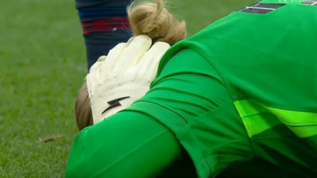 Matvei Saonov z Paríža Saint-Germain utrpel vo finále Ligy majstrov proti Arsenalu nešťastný kop do zadnej časti hlavy.