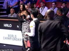 Finále majstrovstiev sveta v snookeri bolo zastavené, pretože protestujúci sa sťažoval na licenčný poplatok BBC Protestujúci nakrátko zastavil finále majstrovstiev sveta v snookeri krikom o televíznej licencii