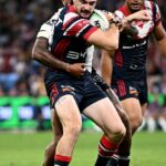 Cody Ramsey (na obrázku drží loptu) odohral svoj prvý zápas NRL po 1337 dňoch, keď v sobotu večer pomohol Roosters poraziť Broncos.