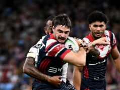 Footy star odhaľuje, ako sa NRL vrátil do desaťročia po tom, čo prosil lekárov, aby ho uviedli do kómy kvôli bolestiam hororového zdravotného stavu Cody Ramsey (na obrázku drží loptu) odohral svoj prvý zápas NRL po 1337 dňoch, keď v sobotu večer pomohol Roosters poraziť Broncos.