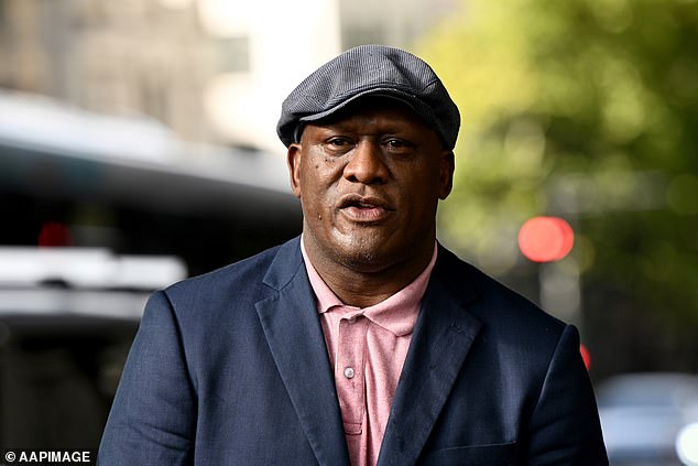 Footy veľký Wendell Sailor je obvinený z „extrémne smutného správania“ Wendell Sailor (na snímke pred súdom 23. marca) sa na podujatí v štáte pôvodu vyjadril hlboko o správaní.