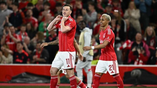 Forest porazí Villa v semifinále Európskej ligy v prvom zápase; Palace vyhral vonku zápas Conference League
