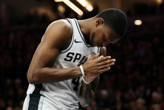 De'Aaron Fox sa chystá na zápas play-off NBA 1 Spurs vs Thunder