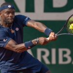 Frances Tiafoe kričí na svojho súpera počas víťazného návratu na French Open