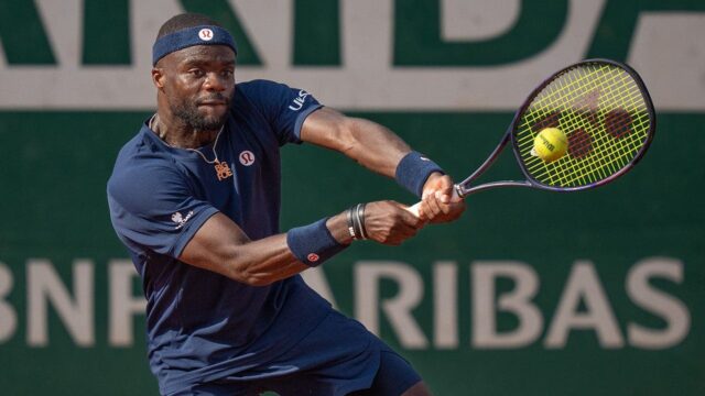 Frances Tiafoe kričí na svojho súpera počas víťazného návratu na French Open
