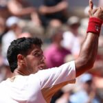 Adolfo Daniel Vallejo z Paraguaja reaguje počas zápasu v druhom kole proti Francúzovi Moiseovi Kouameovi na French Open 2026.