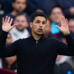 Mikel Arteta reaguje na postrannej čiare