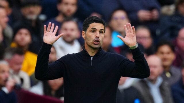 Mikel Arteta reaguje na postrannej čiare
