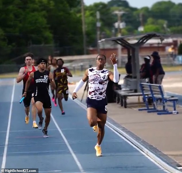 Fury ako stredoškolská dráhová hviezda je diskvalifikovaný prísnym sudcom... čo Mallard Creek si myslel, že vyhrali chlapčenskú štafetu na 4x400 m - a zabezpečili si štátny titul
