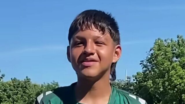 Futbalista BREAKING (13) bol po tréningu dobodaný na smrť, keď matka smútila za svojím „veselým chlapcom“
