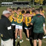 Hráč NFNL Brad Fisk, ktorý hrá za Kinglake Football Netball Club, zažaloval ligu. (Tím je zastúpený vyššie, aj keď sa nenaznačuje, že by sa do toho zapojil niekto na obrázku)