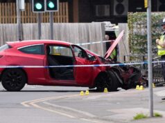 Futbalista zomrel po tom, čo auto „narazilo na obrubník a narazilo do skupiny“, ako ho obvinili muža Scéna zobrazuje červené športové auto, ktoré bolo účastníkom nehody. Predná časť vozidla je značne poškodená a kapota je otvorená. Cesta je ohradená policajnou páskou, na mieste je prítomný policajt, ktorý stojí neďaleko vozidla. V pozadí vidno semafor a drevený plot.