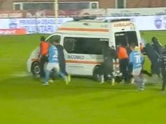 Futbalisti boli nútení tlačiť sanitku, aby sa dostali k postihnutému spoluhráčovi na podmáčanom ihrisku Ľudia tlačia sanitku