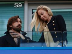 Futbalová ikona „podviedla manželku“ s úžasnou bývalou priateľkou syna majiteľa klubu Andrea Pirlo sa pozerá