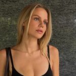 Laura Abla dala spolucestujúcej náhodne pohľad