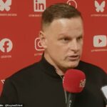 Šéf Leyton Orient Richie Wellens sa po zotrvaní v League One zameral na svojich hráčov a prezradil, že im povedal, aby po „trápnej“ sezóne prestali oslavovať s rodinami.