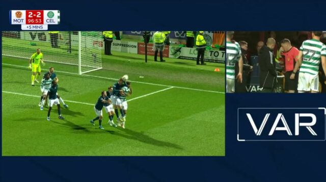 Obrazovka VAR počas zápasu Motherwell vs Celtic