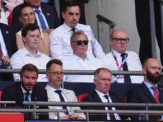 Gary Neville a David Beckham odišli vykuchaní, keďže trieda 92 vlastnila finále play-off Salfordu Gary Neville videl, že Salford zlyhal s ich najnovšou ponukou na postup