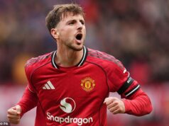 Gary Neville vyzýva Man United, aby „vymenil“ hviezdu v hodnote 60 miliónov libier, aby im pomohol získať päť veľkých nových kontraktov – a vymenuje tímového kolegu, ktorý „môže mať problémy“ pri prestavbe Michaela Carricka. Mason Mount mal tri sezóny na Old Trafford zranenie