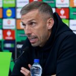 Hlavný tréner Štrasburgu Gary O'Neil ukázal prstom na šéfov BlueCo