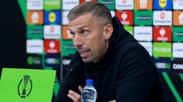 Hlavný tréner Štrasburgu Gary O'Neil ukázal prstom na šéfov BlueCo