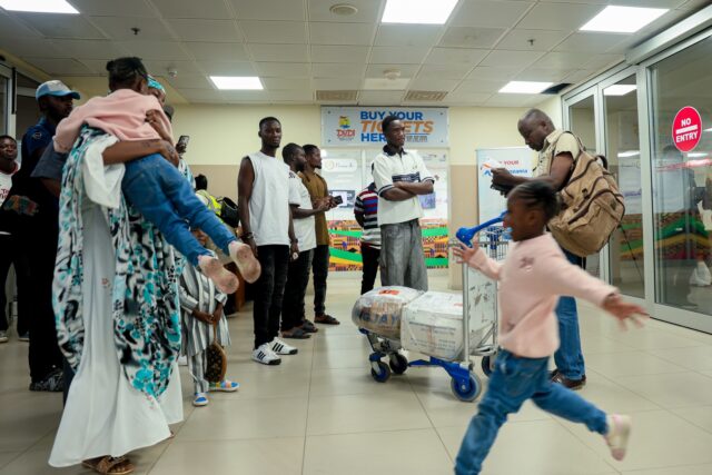 Ghana víta domácich občanov evakuovaných z Južnej Afriky | Správy o migrácii
